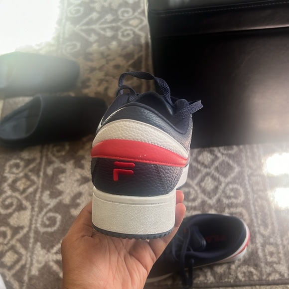 Fila Shoes, 8 in unisex, dark blue with red & white creasings - Picture 3 of 5